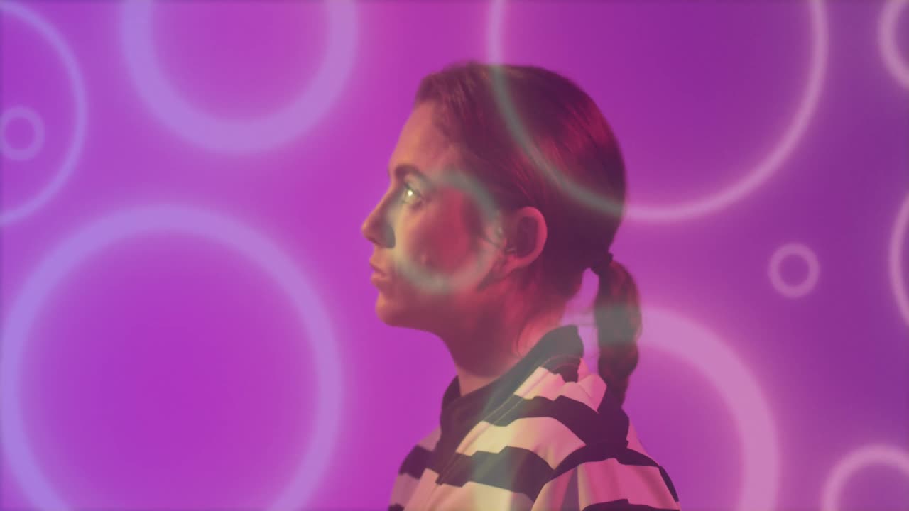 animación de círculos de neón sobre una jugadora de rugby en un fondo de neón