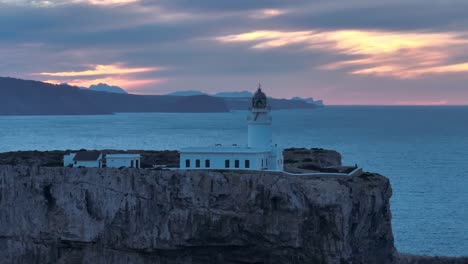 Nahaufnahme-Leuchtturm-Weißes-Gebäude-Küstenarchitektur-Im-Mittelmeer-Menorca-Luftdrohne-Fliegt-Langsam