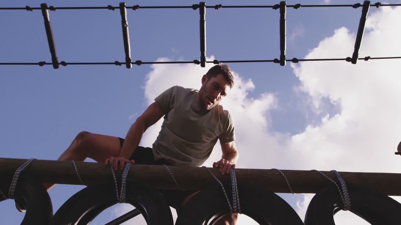 jóvenes adultos entrenando en un campamento de gimnasia al aire libre