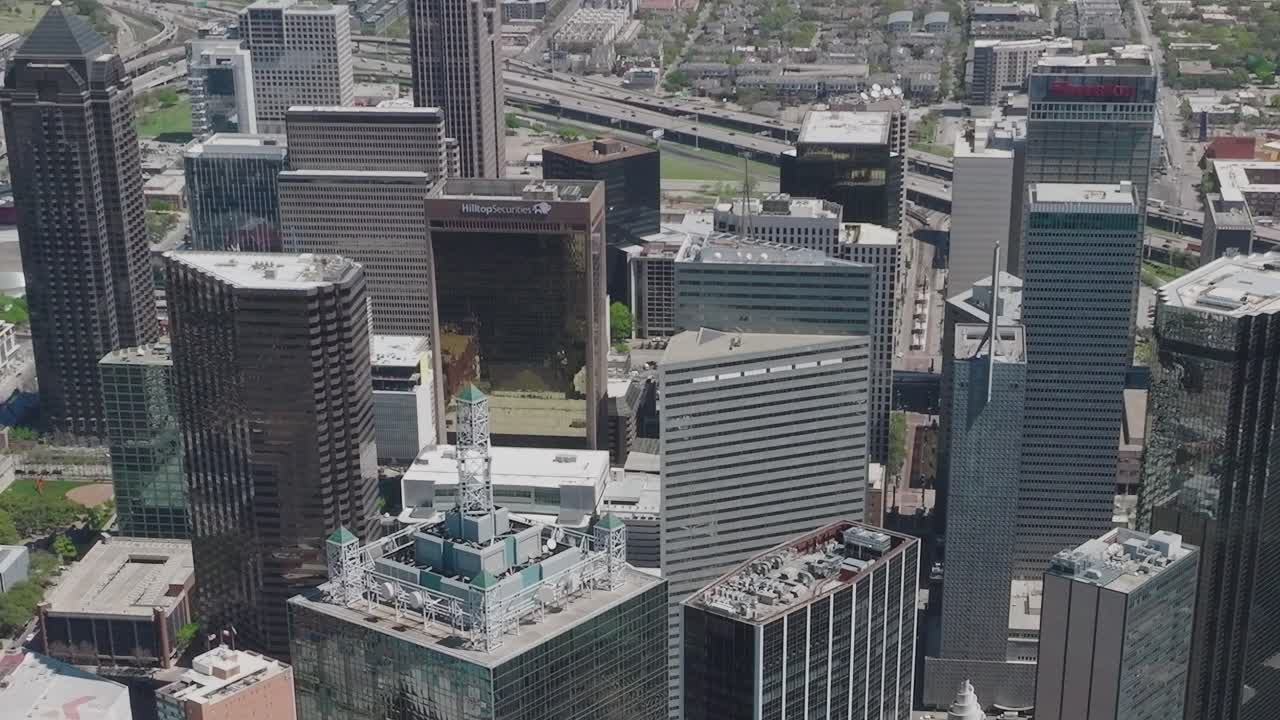 Vista do centro de Dallas, Texas, de cima, com edifícios e estradas
