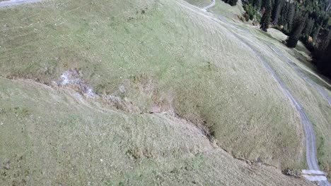 drone revela tiro sobre paisaje alpino 4k