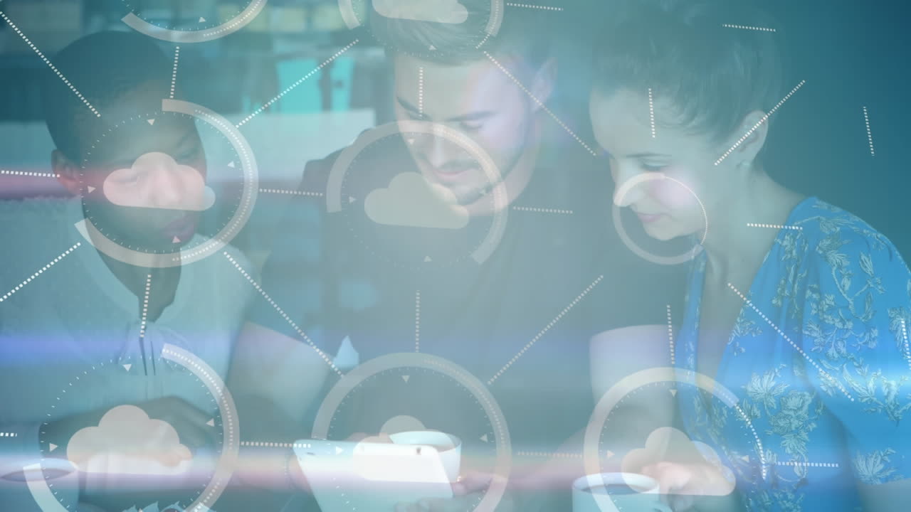 디지털 태블릿을 통해 논의하는 사무실 동료들에 대한 연결 아이콘의 네트워크