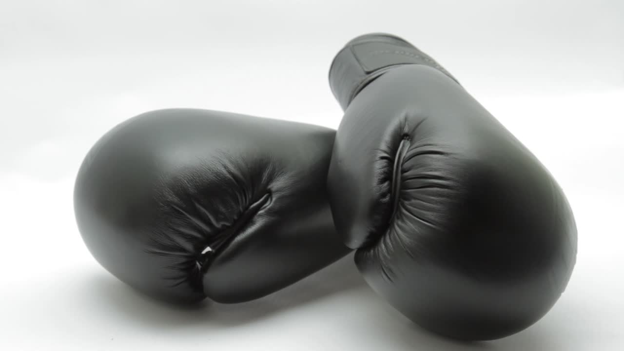 luvas de boxe pretas em um fundo branco