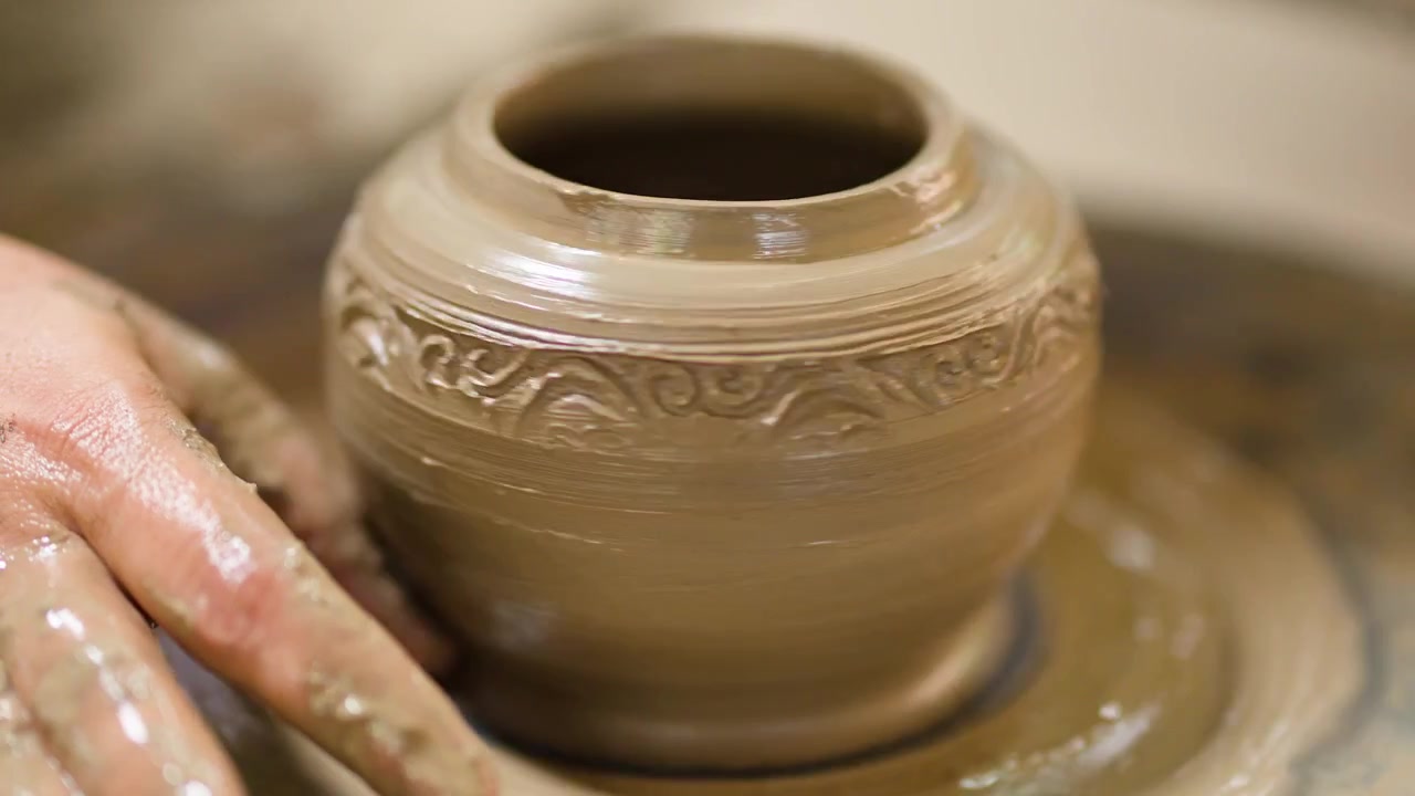 Primo piano delle mani di un vasaio che modellano un vaso decorativo in argilla a Nonthaburi, Thailandia