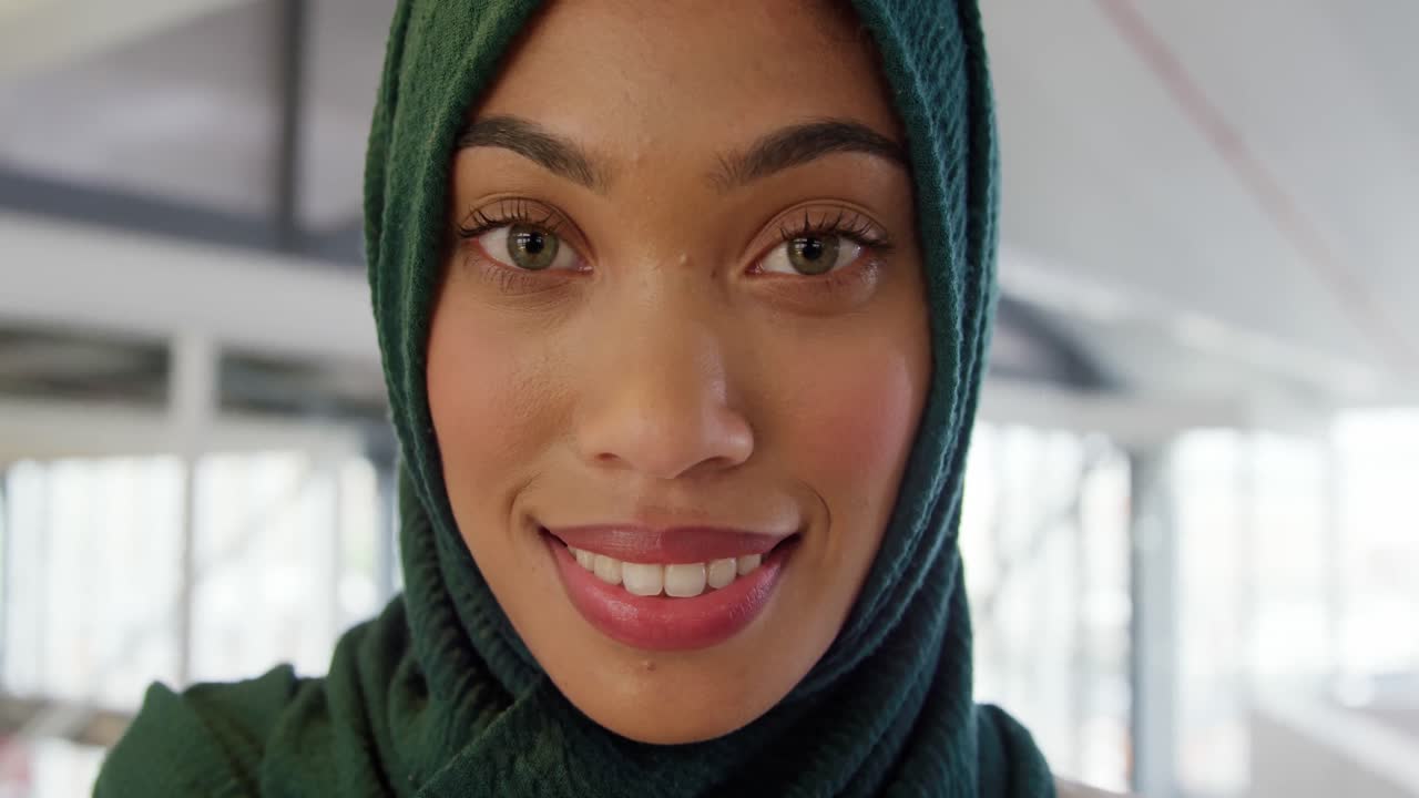 retrato de una mujer joven en una oficina creativa