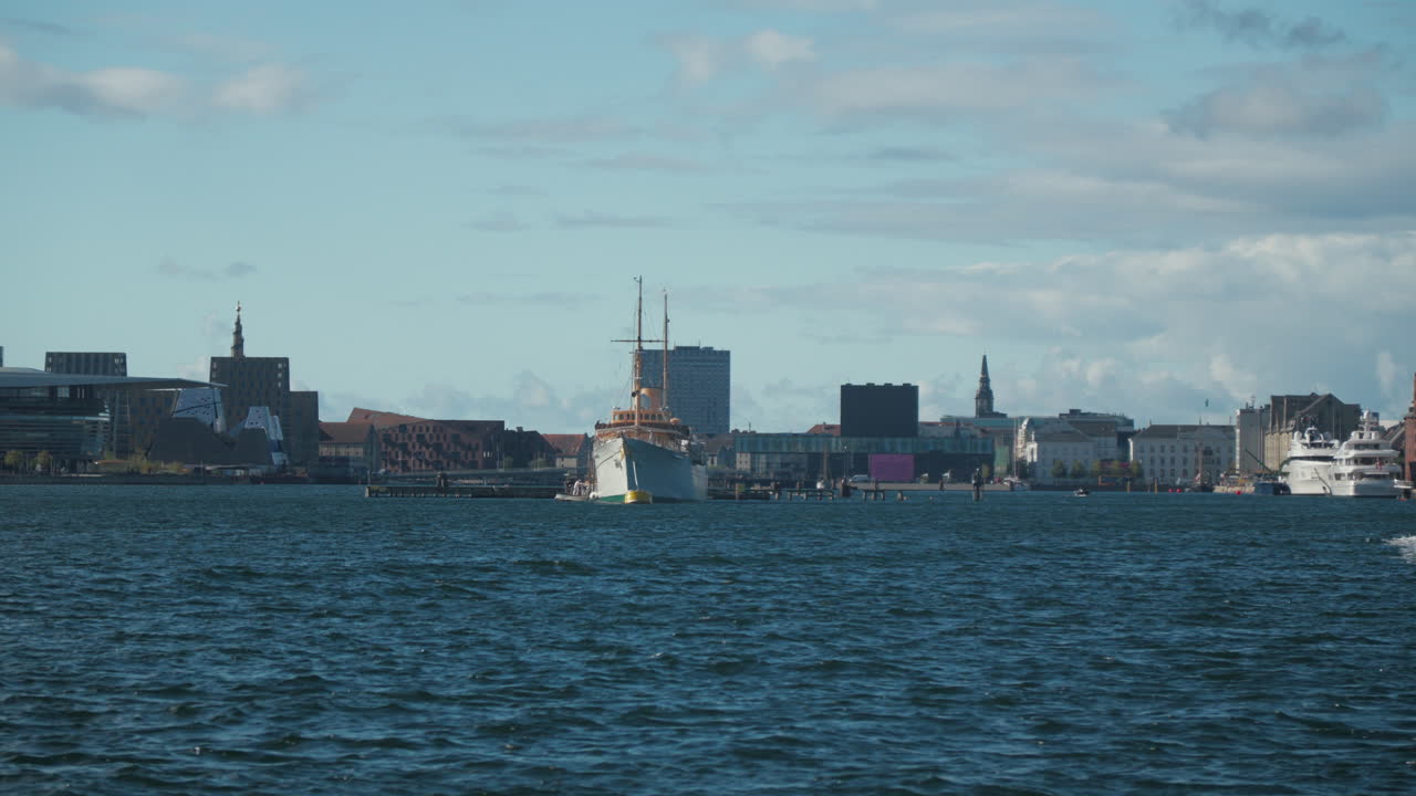 A ship in the harbor of a city