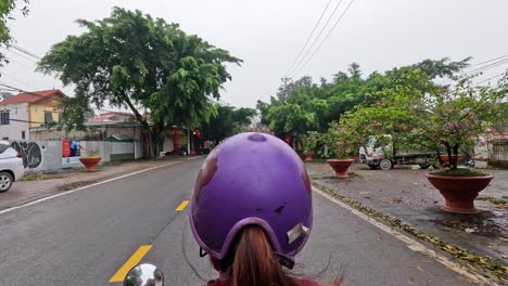 motociclista con casco navegando por el tráfico de la ciudad