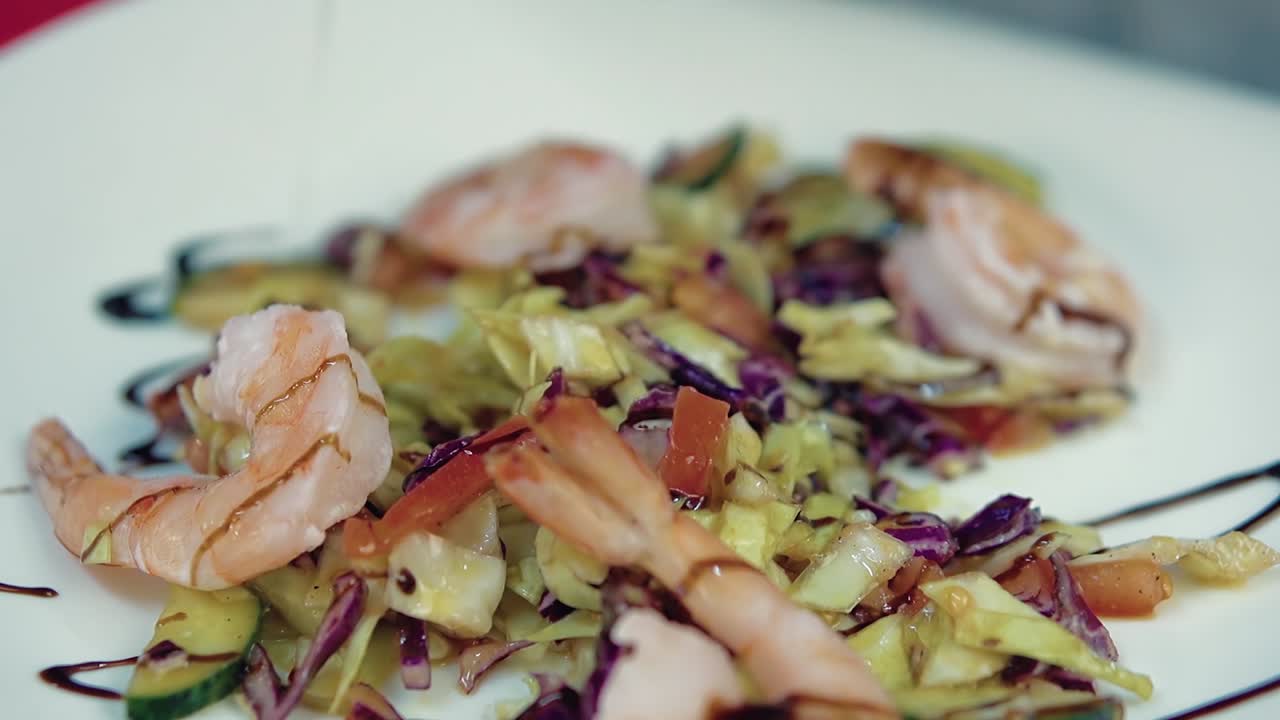 el cocinero vierte una ensalada con salsa de camarón 1