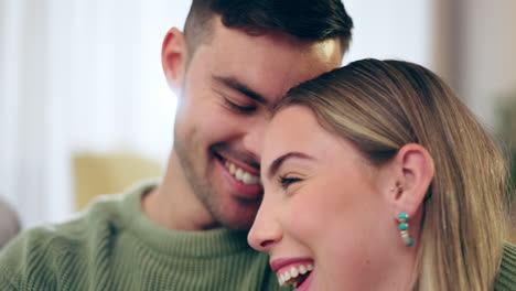 pareja, el amor y la risa en el sofá de casa