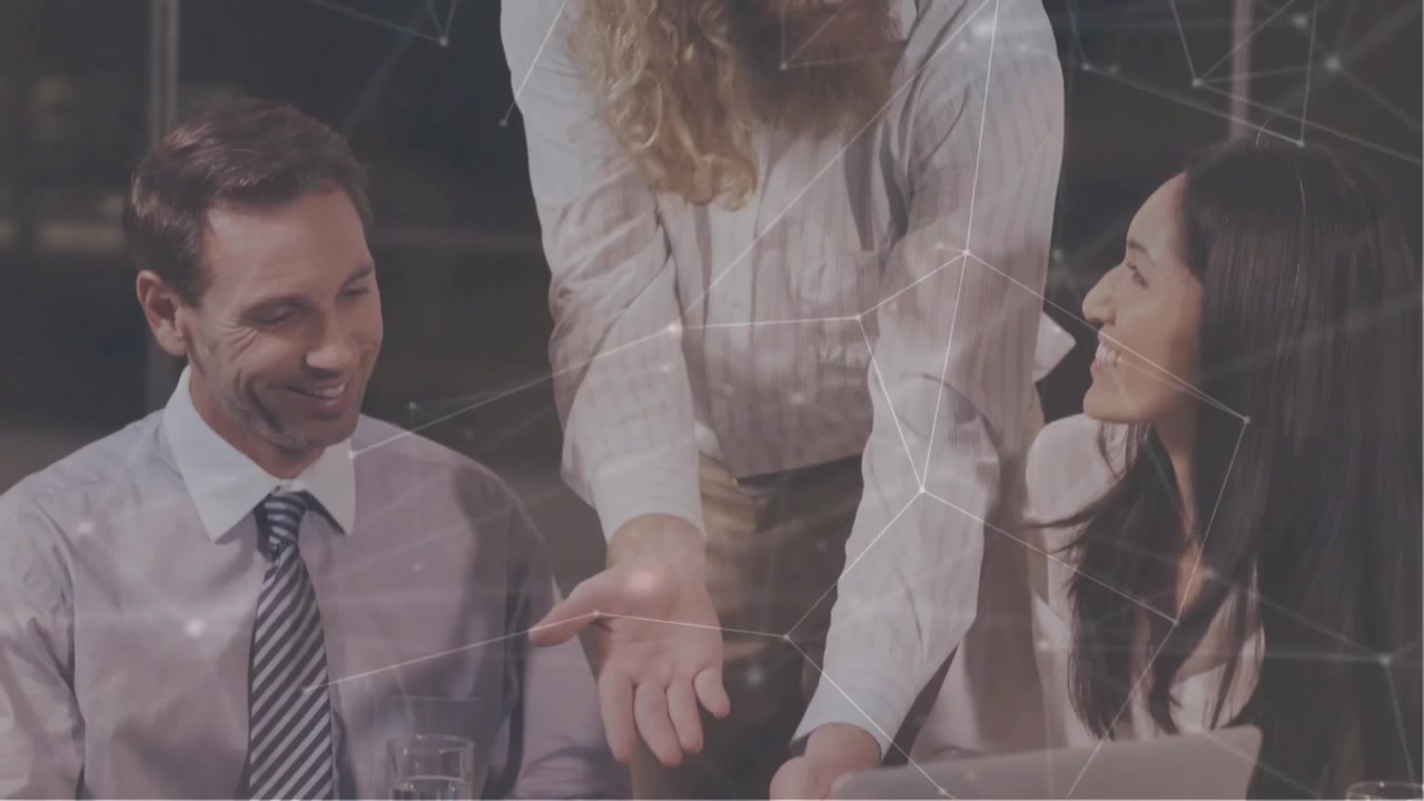 Animation af et netværk af forbindelser over forskellige kolleger, der diskuterer arbejde på kontoret.