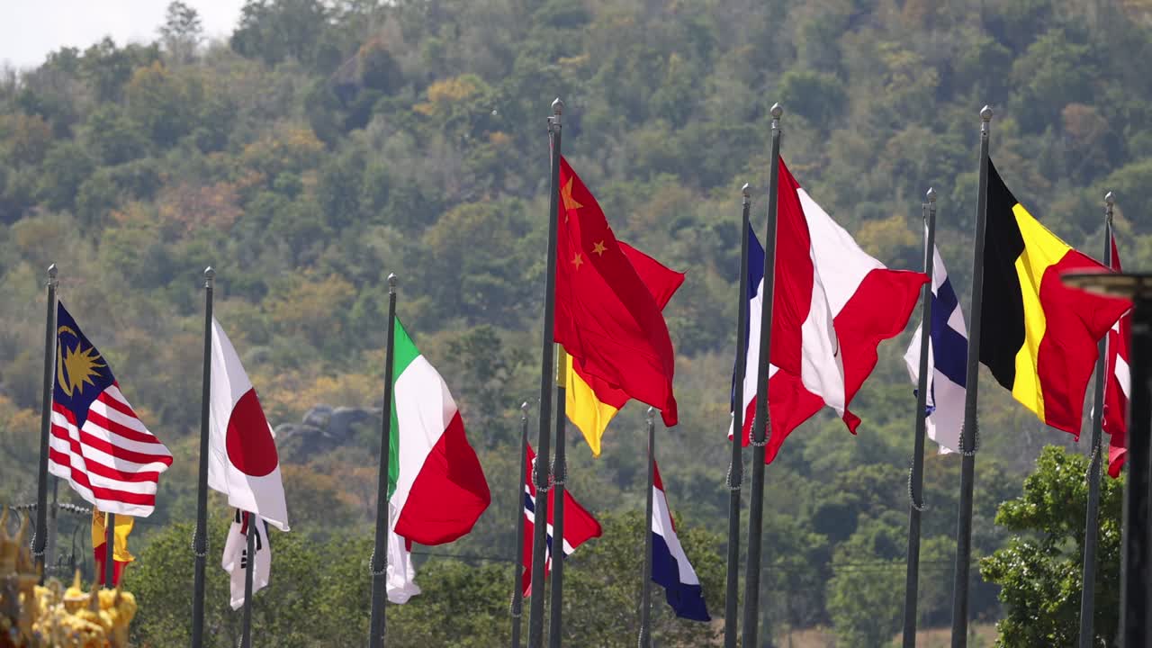 자연적 배경 에 따라 여러 나라 의 발 이 날아다니고 있다