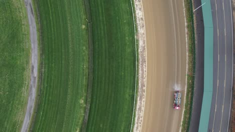 Una-Vista-Aérea-De-Una-Pista-De-Carreras-De-Caballos-En-Un-Día-Nublado,-Mientras-Estaba-Cerrada-Por-Reformas