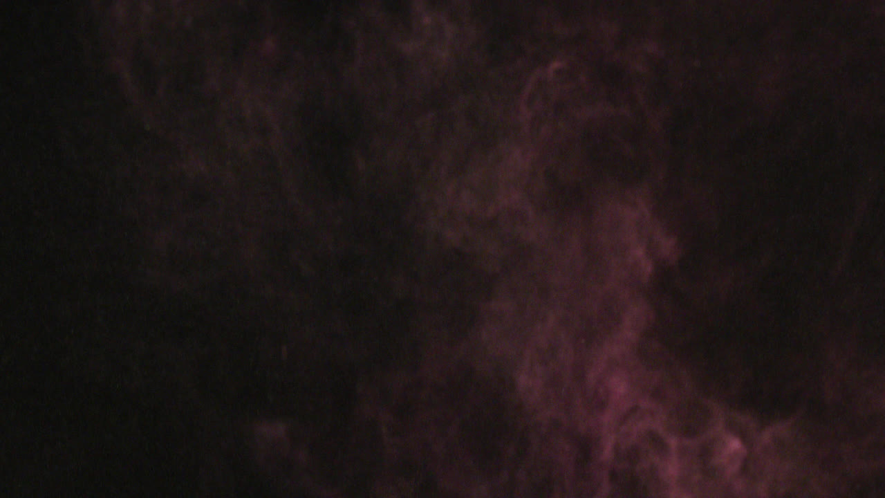 vídeo de polvos multicolores con espacio de copia sobre fondo negro