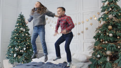 niños saltando cayendo sobre una cama doble en el baño.