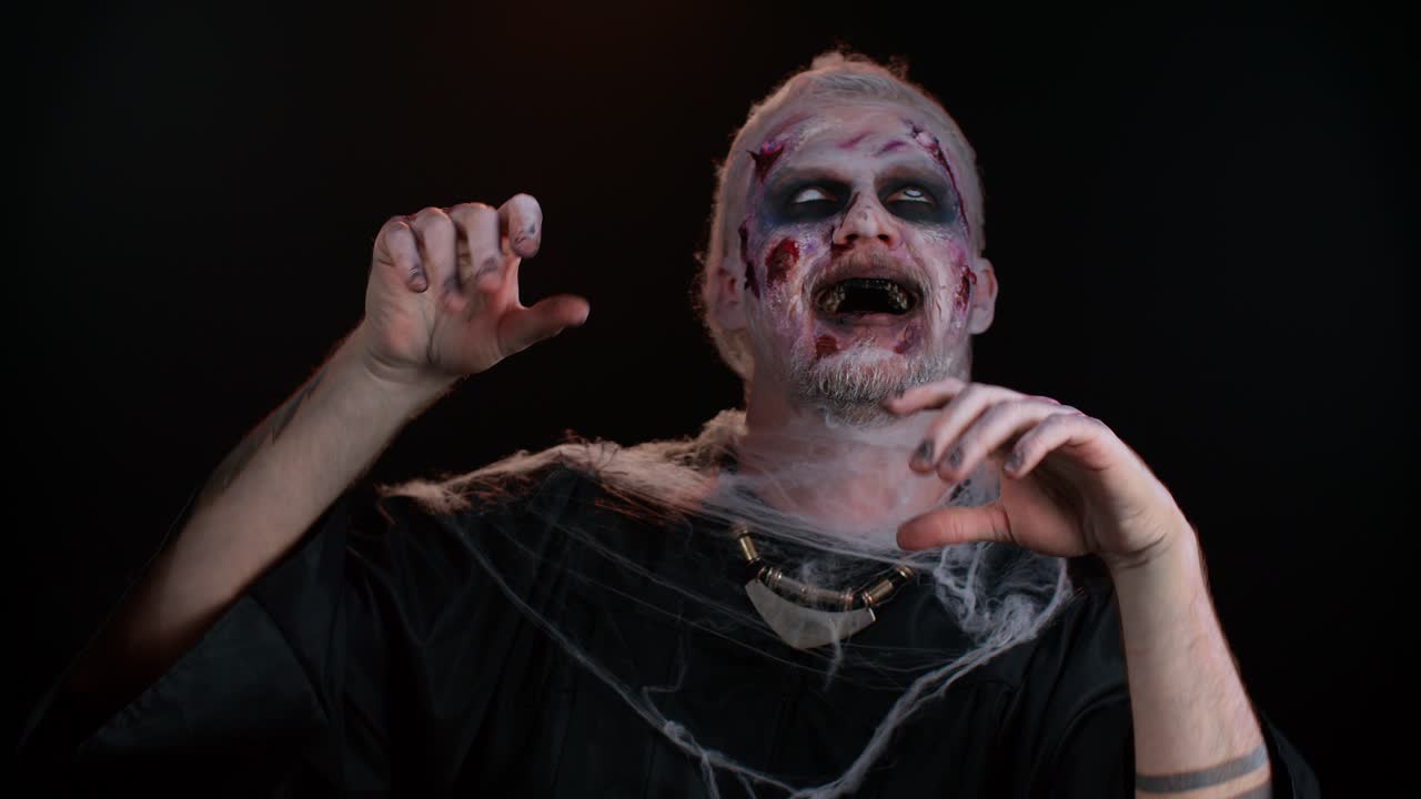 악의적인 남자 끔찍한 무서운 할로윈 좀비 음악을 듣고 춤추는 디스코 놀고 재미를 즐기고