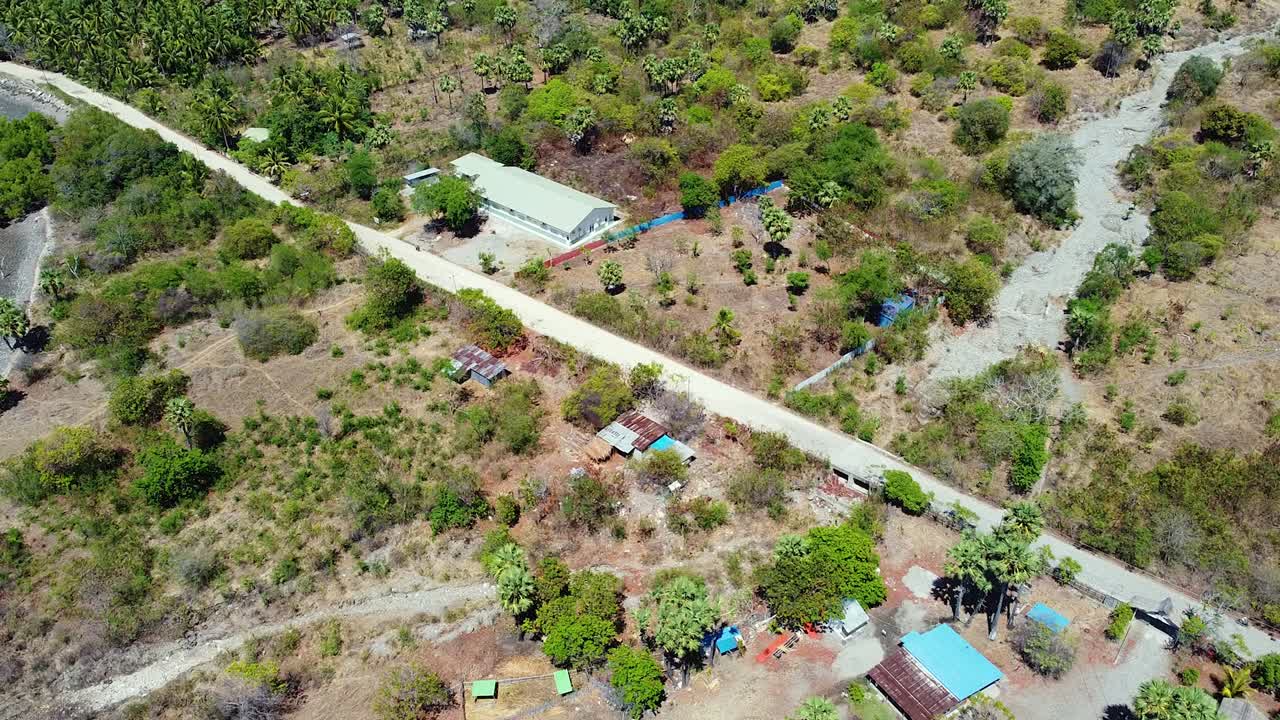 motos conduciendo por una carretera polvorienta y áspera