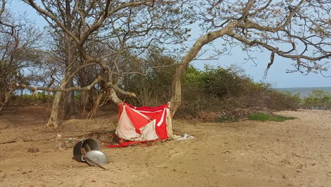 sitio ritual utilizado para realizar magia negra con objetos y una manta roja