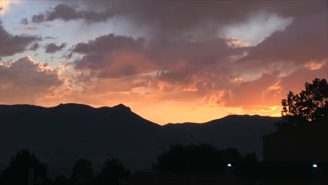 un hermoso clip de una cordillera de colorado al atardecer