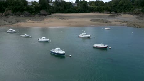 Drohne-Fliegt-über-Boote,-Die-Am-Strand-Von-Dinard-In-Frankreich-Festgemacht-Haben,-Rance-Staudamm