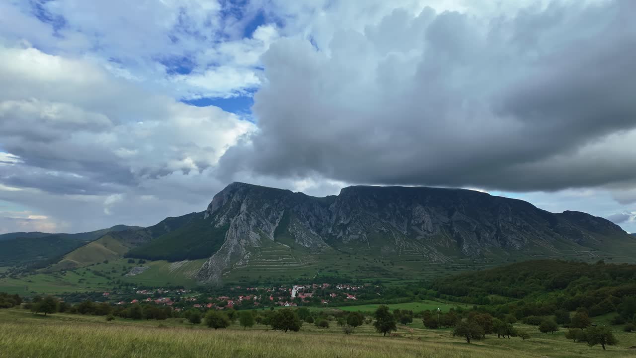 Splendido timelapse panoramico delle spettacolari formazioni nuvolose sopra il monte Piatra Secuiului, dietro Torockó, in una giornata di sole in Romania