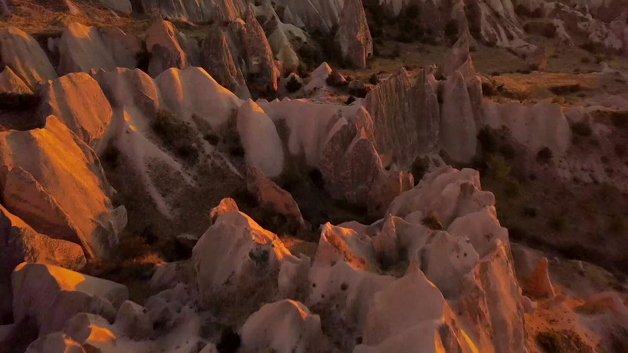 칠면조 카파도키아 요정 굴 사랑 계곡 피나클 바위 해가 지는 황혼 비디오 영상 4k 고품질 드론 스 비디오