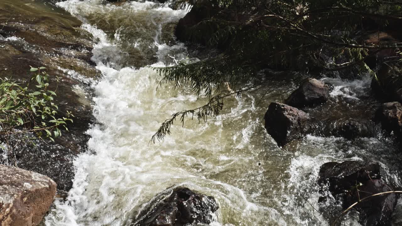 Potente corrente fluviale che scorre alla cascata Datanla a Da Lat, Vietnam.