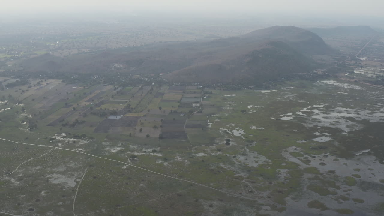 sobrevolar los campos de arroz y el sistema de riego en la provincia de battambang en camboya