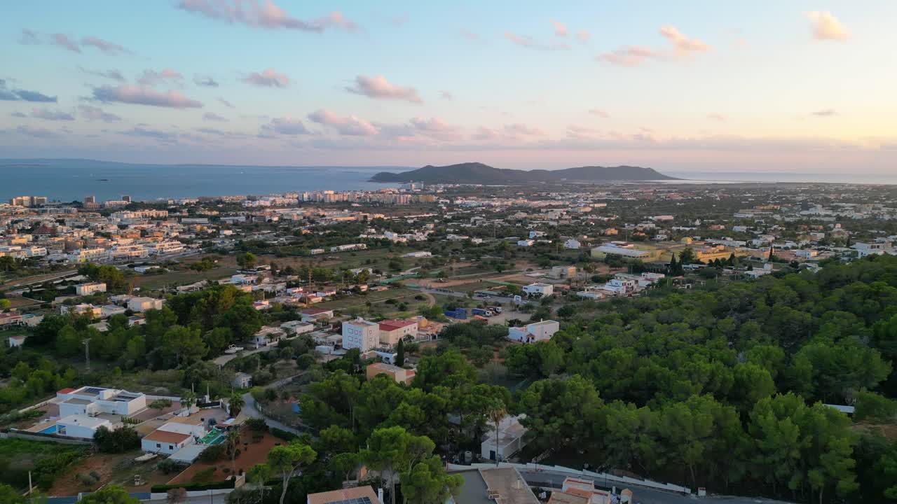 Pôr do sol na ilha de Ibiza sobre a praia de Bossa.