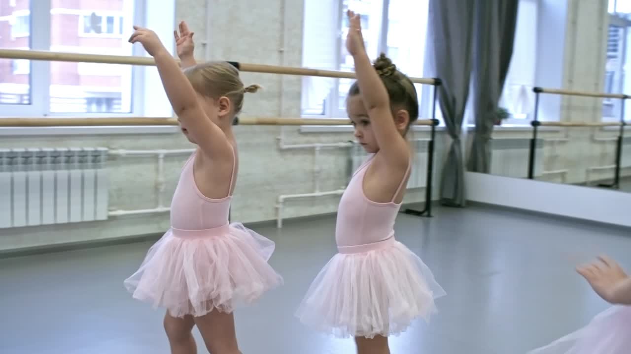 caminando con las manos en el aire