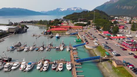 Video-De-Drones-De-4k-De-Barcos-De-Pesca-En-El-Puerto-De-Valdez-En-Valdez,-Alaska-Durante-El-Día-Soleado-De-Verano