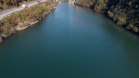 Carretera-Escénica-Junto-Al-Río-Neretva,-Bosnia,-Revelación-Aérea-Inclinada-Hacia-Arriba