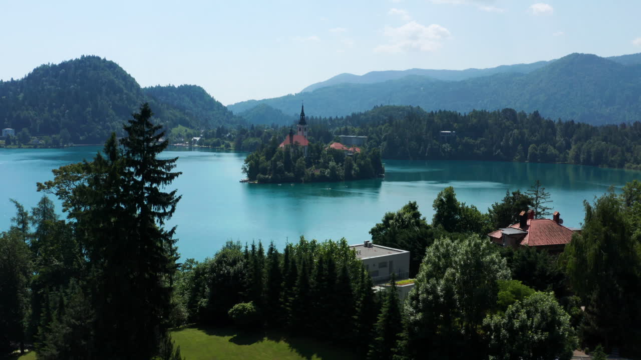 Acqua blu del lago di Bled che si affaccia sulla valle di Zaka nell'isola di Bled, Slovenia