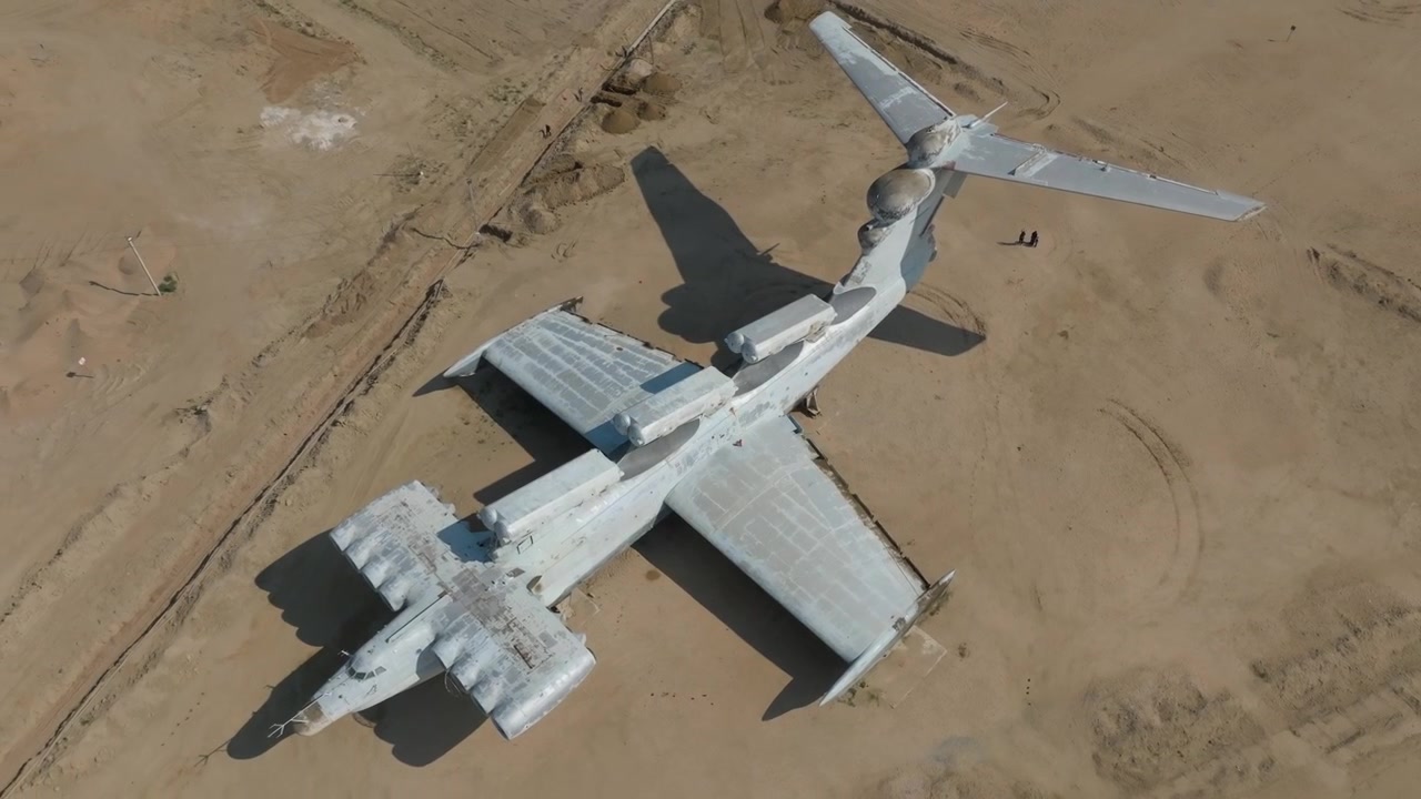 Filmato aereo con drone dell'ekranoplano sovietico abbandonato di classe Lun, un velivolo militare della Guerra Fredda che riposa su una spiaggia sabbiosa vicino a Derbent, Daghestan, Russia