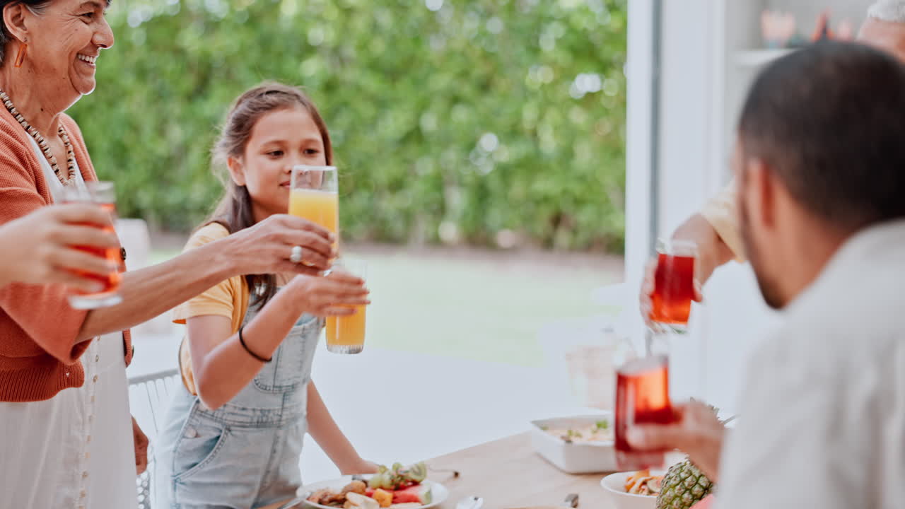 familia, saludos y jugo en la mesa para la cena