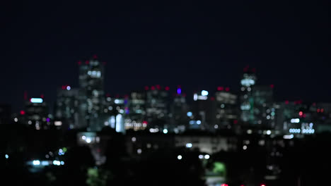 Luces-Bokeh-De-Edificios-Por-La-Noche-En-La-Ciudad-De-Denver,-Colorado,-Estados-Unidos