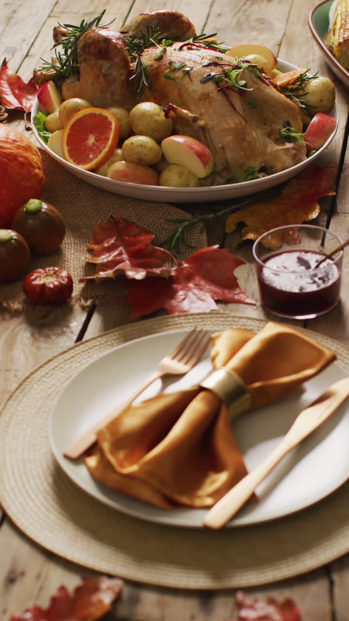 video vertical de pavo asado, platos y mesa con decoración de otoño
