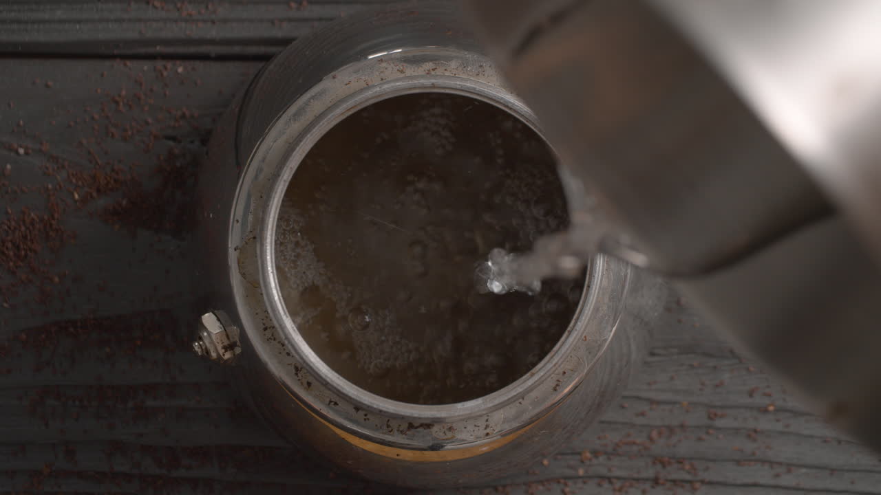 café con cardamomo en la olla de moka