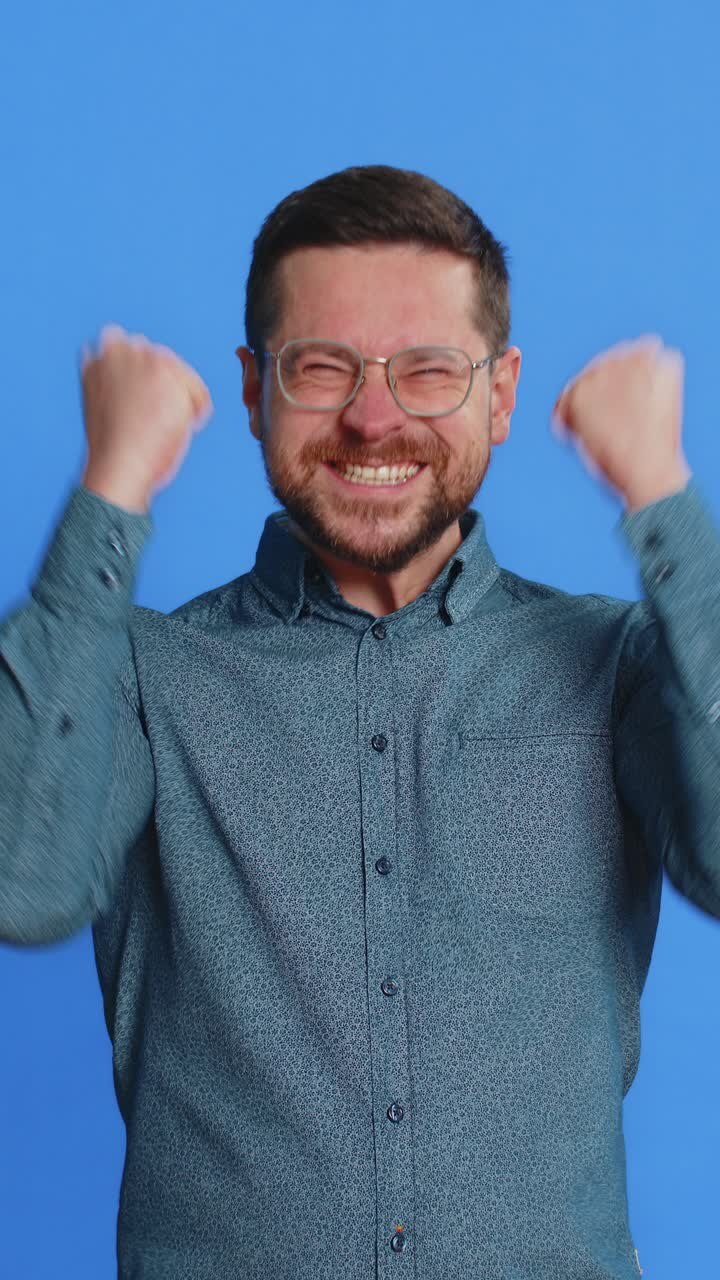 Uomo maturo felice che celebra il successo vincere la vittoria lotteria jackpot obiettivo raggiungimento buone notizie
