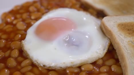 Huevo-Frito-Encima-De-Frijoles-Cocidos-Con-Pan-Tostado