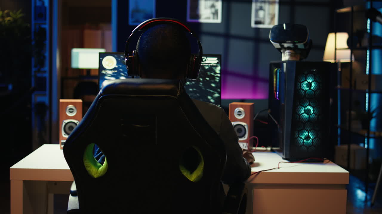 hombre divirtiéndose jugando a videojuegos en una computadora de escritorio