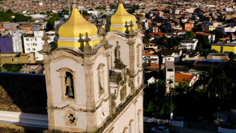 Vista-Aérea-De-La-Iglesia-De-Nosso-Senhor-Do-Bonfim,-La-Ciudad-Alrededor-Y-El-Océano-Al-Fondo,-El-Salvador,-Bahía,-Brasil