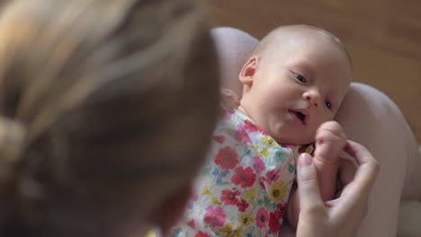 Liebevolle-Mutter-Mit-Kleiner-Tochter-Auf-Dem-Schoß