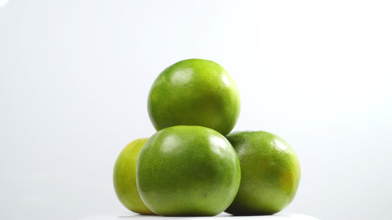 un primer plano de naranja volviéndose blanco en el fondo