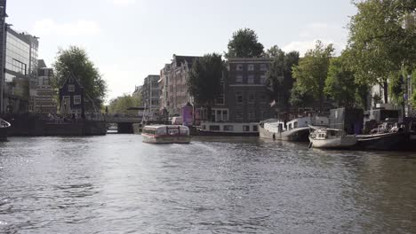 Touristische-Bootsfahrt-In-Der-Schönen-Stadt-Amsterdam,-Niederlande