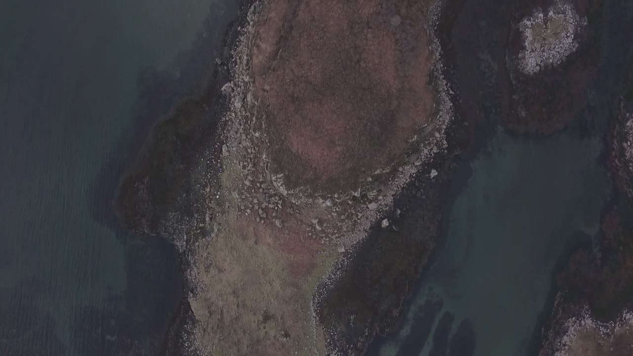 스코틀랜드 서쪽 해안의 울바 (ulva) 해안에 있는 제도 섬의 위상 사진.