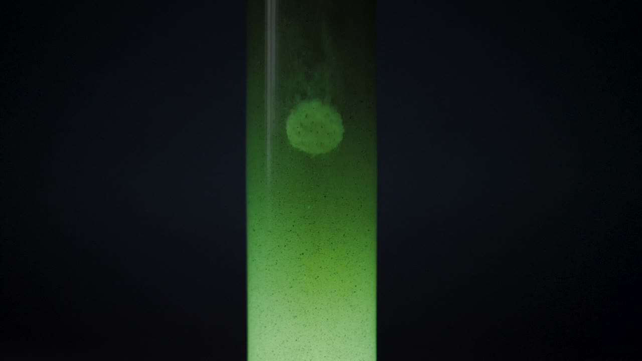 Außerirdische Röhre mit grüner Flüssigkeit als Raumschifftreibstoff in Zeitlupe