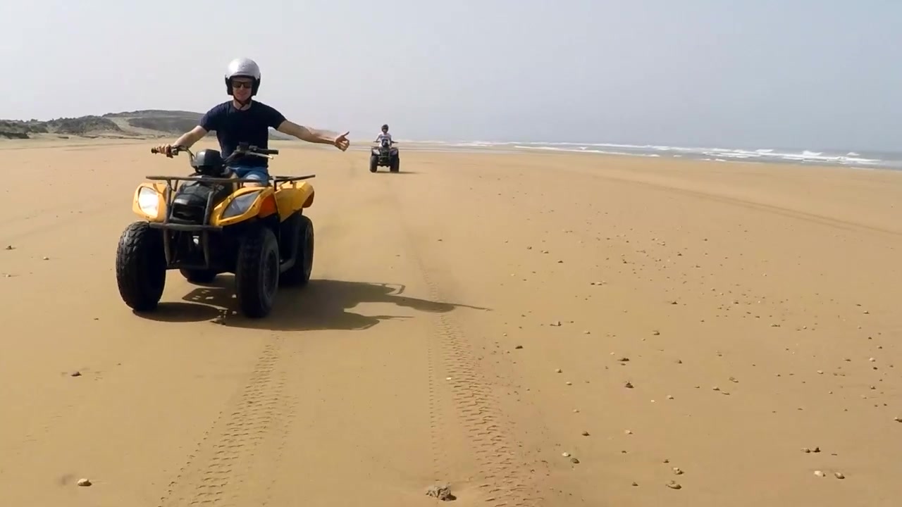 Inquadratura Tre. Ripresa dinamica in tracking di quad su una spiaggia deserta in Marocco.
