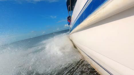 una toma en cámara lenta justo encima del agua mientras una lancha rápida atravesaba el océano