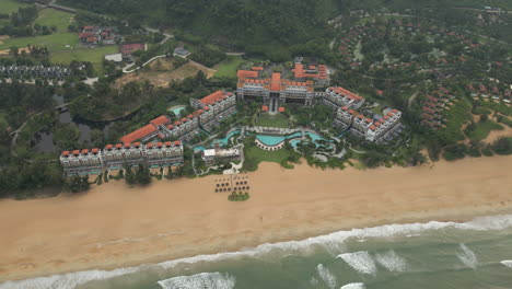 vietnam destino de vacaciones complejo en lang co mañana nublada drone tirar hacia atrás 4k 60fps