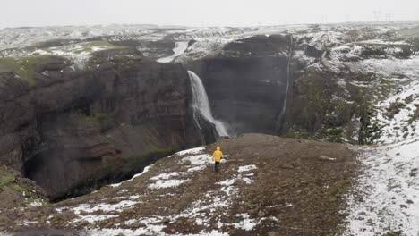 Antenne:-Ein-Mann-Geht-Am-Rand-Einer-Klippe-Zum-Granni-Wasserfall-In-Island